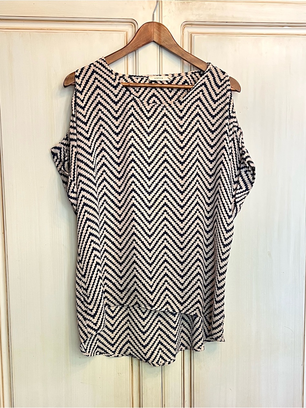 Entro Chevron Zig Zag Cold Shoulder Top Oversized Blue White High Low Cutout S